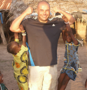 Jose Antonio Sánchez Naturópata y Quiromasajista difundiendo de forma solidaria la salud natural y el quiromasaje en África